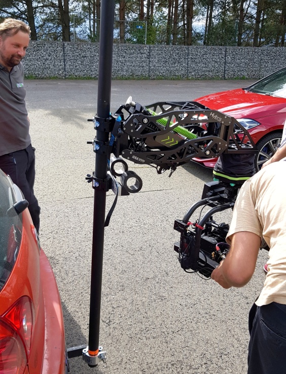 Hybris Shock Absorber tr&auml;gt Filmger&auml;te bis zu 40 kg und h&auml;lt dank Wirbelstrombremse, Feder und Strukturd&auml;mpfern von ACE St&ouml;&szlig;e und Vibrationen von ihnen fern.